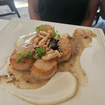 Selanne Steak Tavern - Scallops dinner portion - Steakhouses Near Me - Laguna Beach, California Selanne Steak Tavern - Scallops dinner portion - Steakhouses Near Me - Laguna Beach, California