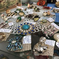 South Louisville Antique & Toy Mall - Vintage jewelry and brooches