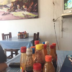 Mariscos Chuyer - Mira la tele vintage y relájate como en tu casa.