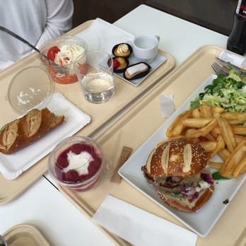 Poulaillon - Le bretz'burger, une mauricette, une salade - Bakeries Near Me - Strasbourg, 67