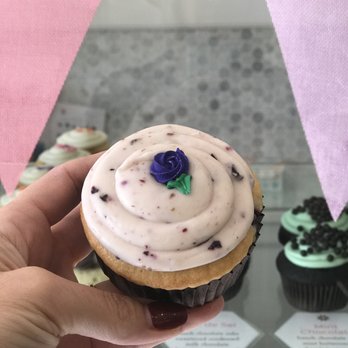 Dots Cafe - Blueberry Cupcake - Cafes Near Me - Pasadena, California