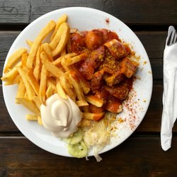 Lecker Essen und Trinken - Currywurst, Pommes, Mayonnaise.