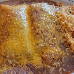 Los Jalapenos - 20. 1 Enchilada, and 1 Tamal