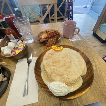 Aloha Kitchen - Coconut Mac Soufflé pancake - Breakfast & Brunch Near Me - Honolulu, Hawaii
