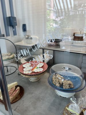 Henry’s On Clay by null