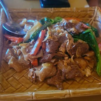 Elephant Thai Cuisine - Pad see eew with beef - Thai Near Me - Vallejo, California Elephant Thai Cuisine - Pad see eew with beef - Thai Near Me - Vallejo, California
