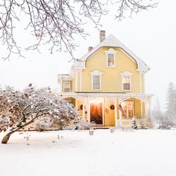 Captain Nickels Inn - Snowy Inn by Arcadia National Park with bay views and historic charm