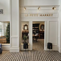 Renault Winery Resort & Golf - Market in hotel lobby