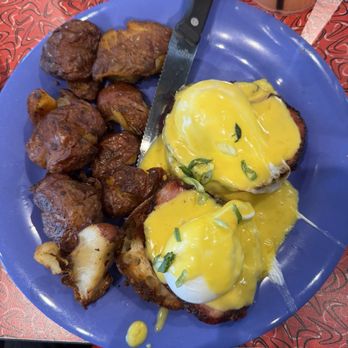The Friendly Toast - Eggs Benedict-potatoes overcooked - Breakfast & Brunch Near Me - Chestnut Hill, Massachusetts