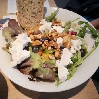 dean & david - Salat Paris, Französischer Ziegenkäse, Walnüsse, bunte Paprika, Weintrauben, Sweet-Honey-Mustrad-Dressing - Salad Near Me - Kiel, SH