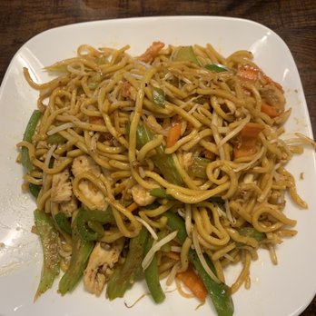 K & L Asian Restaurant - Chicken Lo Mein (ordered spicy!) - Asian Fusion Near Me - Bowling Green, Kentucky