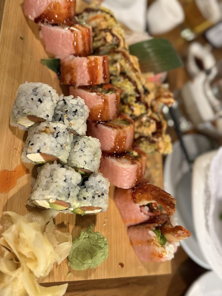 Lily Sushi & Ramen Logo