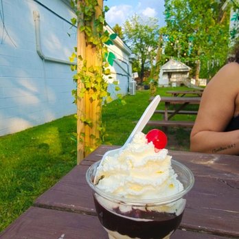 Fishkill Creamery - Hot fudge sundae with strawberry cheesecake ice cream - Ice Cream & Frozen Yogurt Near Me - Fishkill, New York
