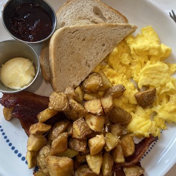 Liberty Common - American Breakfast with bacon and toast - Southern Near Me - Nashville, Tennessee Liberty Common - American Breakfast with bacon and toast - Southern Near Me - Nashville, Tennessee