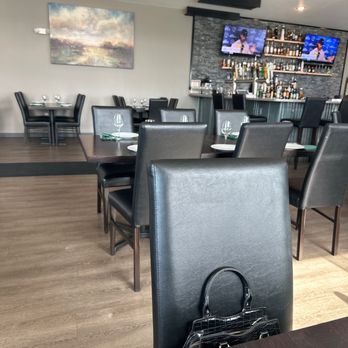 Green’s Bar & Grill - Dinning area - New American Near Me - Fairbanks, Alaska Green’s Bar & Grill - Dinning area - New American Near Me - Fairbanks, Alaska