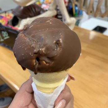 Lulu's Ice Cream Parlor & Treatery - Ice Cream & Frozen Yogurt Near Me - Turlock, California