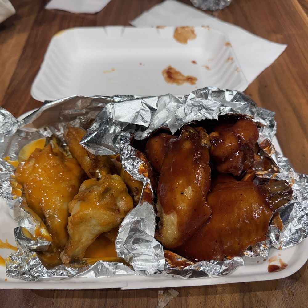 Buffalo and bbq wings. 10 in total! Buffalo and bbq wings. 10 in total!