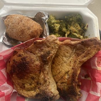 LA 91 - Grilled pork chops, fried corn on the cob and broccoli xtra xtra steamed per my request. - Burgers Near Me - Southaven, Mississippi LA 91 - Grilled pork chops, fried corn on the cob and broccoli xtra xtra steamed per my request. - Burgers Near Me - Southaven, Mississippi