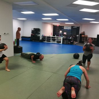 FIIT gym - Athlete class tonight-  everyone is  taking care of business!  great job - Trainers Near Me