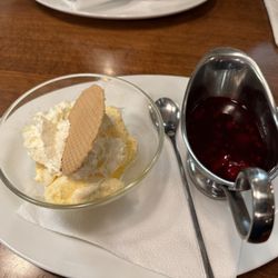 Gaststätte Maffenbeier - Vanille Eis mit heißen Himbeeren