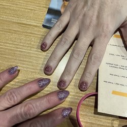 Vivian Spa & Nail Bar - Sparkles supporter on natural nail
