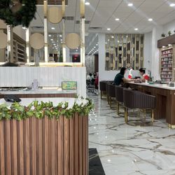 Modern Nail Bar - I love the decorations