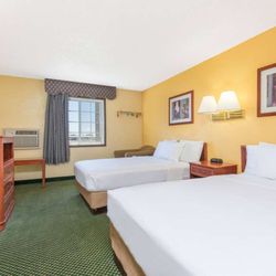 Days Inn by Wyndham Great Bend - Guest room