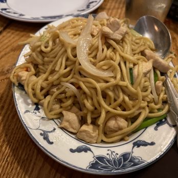 May Palace Restaurant - Chicken lo mein - Chinese Near Me - Vail, Colorado