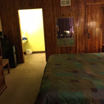 The Mountaineer Inn - Large room with fridge and coffee maker. - Hotels Near Me - Asheville, North Carolina The Mountaineer Inn - Large room with fridge and coffee maker. - Hotels Near Me - Asheville, North Carolina