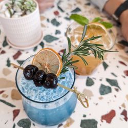 Fonville Press Market Cafe - Blue lagoon non alcoholic drink in the front, super tart !