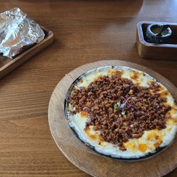 Queso fundido con chorizo