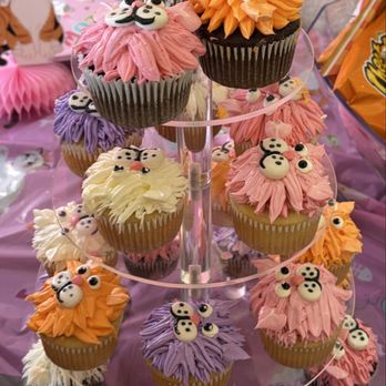 Crosthwaite Custom Cakes - Chocolate and vanilla kitty cat cupcakes - Cupcakes Near Me Crosthwaite Custom Cakes - Chocolate and vanilla kitty cat cupcakes - Cupcakes Near Me
