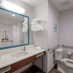 Hampton Inn & Suites Duncanville Dallas - Guest room bath