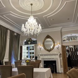 Melody Whisky Bar - Beautiful chandelier and dining area view from our seat