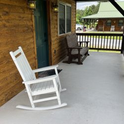 7 C's Lodging - Porch