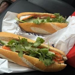 Banh mi thap cam and Banh mi bi