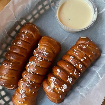 Carpool - pretzels with cheese - Sports Bars Near Me - Arlington, Virginia