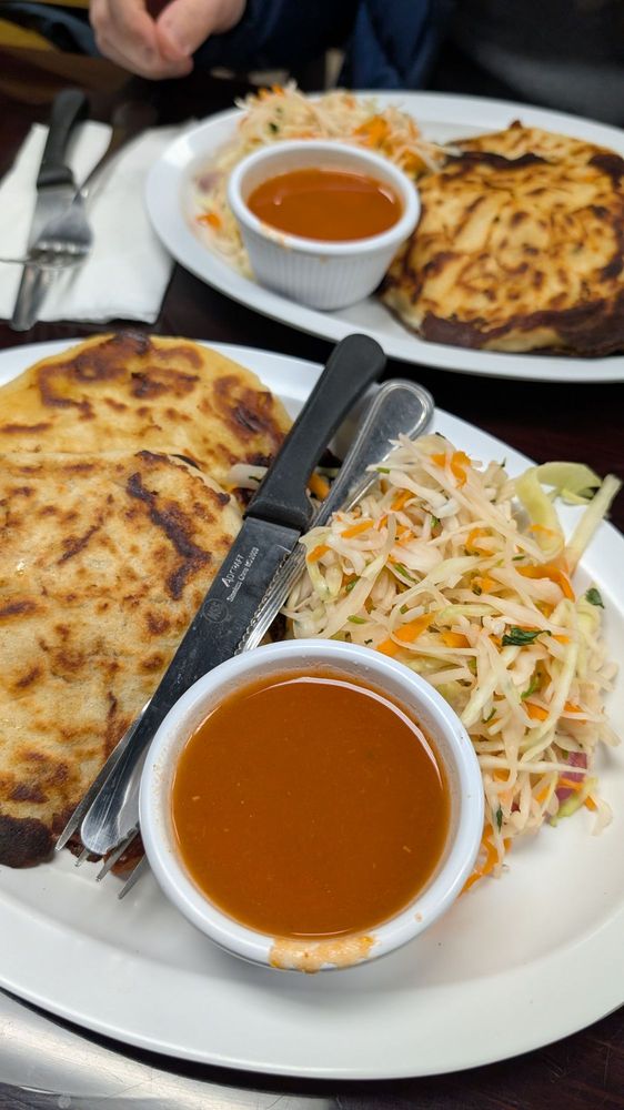 Food from El Sabor Salvadoreno