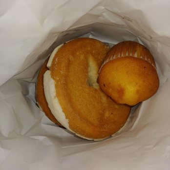 Arandas Bakery - Vanilla conchas and a vanilla muffin - Bakeries Near Me - Houston, Texas