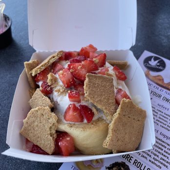 Cinnaholic - Strawberry cheesecake - Bakeries Near Me - Long Beach, California Cinnaholic - Strawberry cheesecake - Bakeries Near Me - Long Beach, California