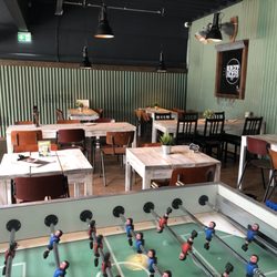 Burger Nerds - In der oberen Etage findet Ihr neben den Toiletten such einen Kicker und weitere Tische.