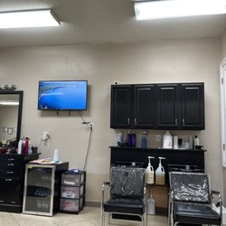 Kim's Hair and Nail Salon - Clean hair wash station.