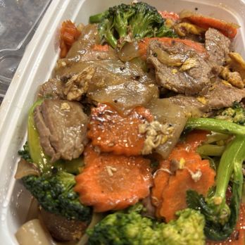 Fighting Fish Thai Cuisine - Beef Pad See Eew - Thai Near Me - Everett, Massachusetts Fighting Fish Thai Cuisine - Beef Pad See Eew - Thai Near Me - Everett, Massachusetts