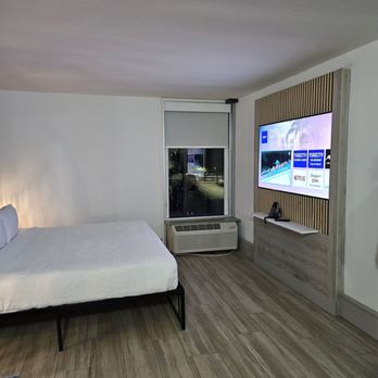 Kompose Hotel - Room, tv and AC. - Hotels Near Me - Kissimmee, Florida