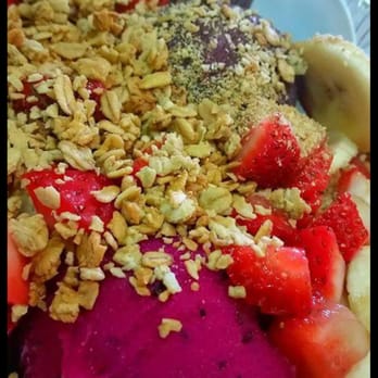 Da Juice Bar - Half acai half pitaya. Not typical style because it had scoops but still great!!! - Juice Bars & Smoothies Near Me - Glendale, California