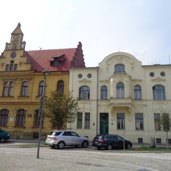 Annabel Lee Cafe - Piękna biała secesja na rynku, a po lewej żółty stary ratusz. - Cafes Near Me - Bohumín, Missouri
