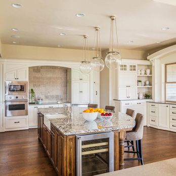 Echo Builders - a large kitchen with a center island - General Contractors Near Me - San Diego, California Echo Builders - a large kitchen with a center island - General Contractors Near Me - San Diego, California