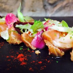 Le Corto - Suggestion de février :  Tataki de Saumon, pickles de légumes, huile aromatisée au citron confit et Cumbawa