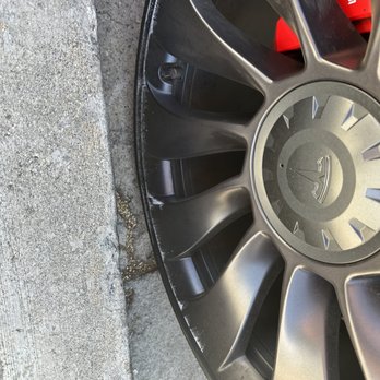 Pit Stop Wheel Repair - Before - Wheel & Rim Repair Near Me - Los Angeles, California