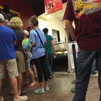 Cold Stone Creamery - Everyone waiting for one employee. - Ice Cream & Frozen Yogurt Near Me - Oklahoma City, Oklahoma